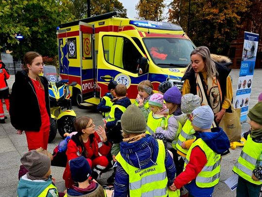 Mieszkańcy Opola uczą się masażu serca na manekinach podczas Europejskiego Dnia Przywracania Czynności Serca