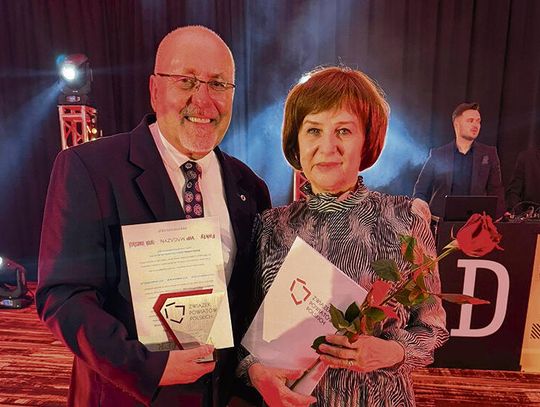 Starosta Henryk Lakwa odbierający jedno z trzech wyróżnień przyznanych powiatowi opolskiemu w czerwcu 2026 roku.