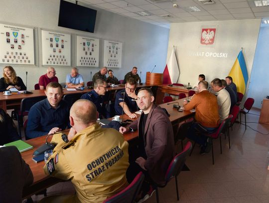 Posiedzenie Powiatowego Zespołu Zarządzania Kryzysowego w Opolu dotyczące przygotowań do ćwiczeń przeciwpowodziowych i współpracy służb.