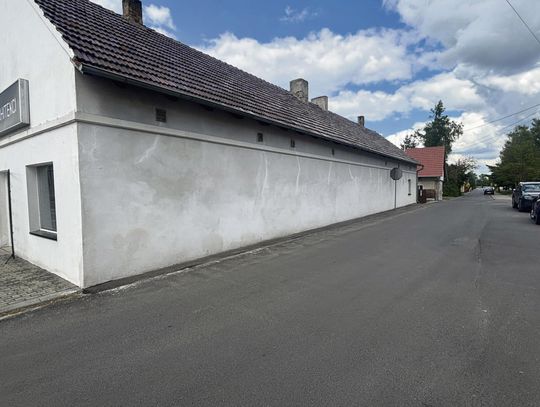 Archiwalne czarno‑białe fotografie mieszkańców, które posłużą jako inspiracja do muralu w Dobrzeniu Wielkim
