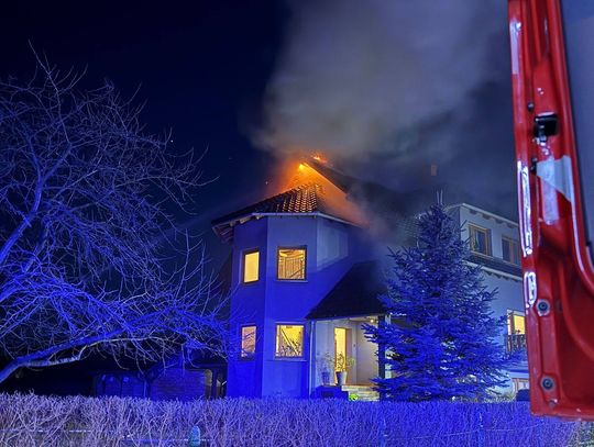 Pożar domu w Szczedrzyku. Do akcji ruszyło siedem zastępów straży pożarnej