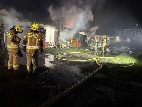 Pożar w Tułowicach w środku nocy. Spłonęły garaże, wielogodzinna akcja strażaków