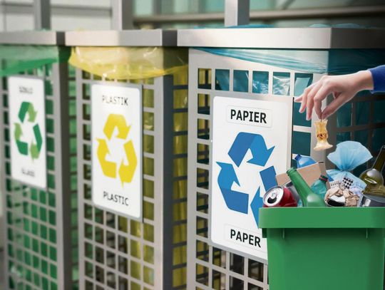 Kontenery na odpady komunalne w jednej z gmin powiatu opolskiego, ilustrujące wyzwania związane z osiąganiem poziomów recyklingu