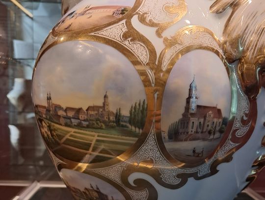 Zabytkowe wyroby z Królewskiej Manufaktury Fajansów w Prószkowie prezentowane na wystawie w Muzeum Śląska Opolskiego