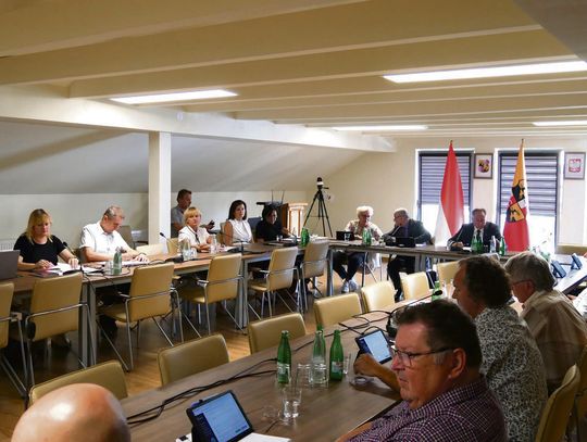 Radni Prószkowa podczas sesji omawiają plan zagospodarowania Chrząszczyc oraz inwestycje w transport, OSP i lokalne projekty edukacyjne.