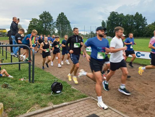 Prószkowski Bieg Uliczny im. Piotra Blachucika – zawodnicy na trasie biegu na 10 kilometrów
