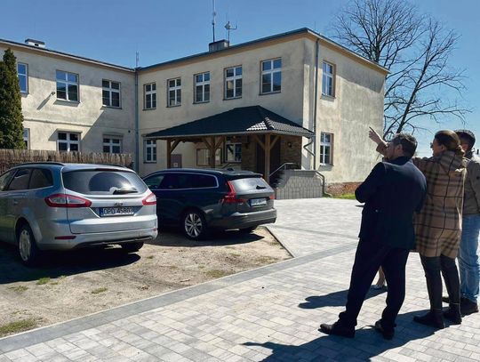 Budynek przedszkola w Kotorzu Małym oraz wizualizacje planowanych inwestycji w gminie Turawa