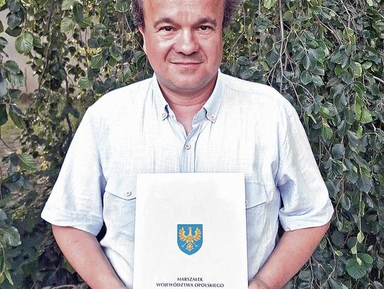 Przemysław Ślusarczyk z zespołem Ligockie Wrzosy podczas pracy nad projektem folklorystycznym w gwarze śląskiej