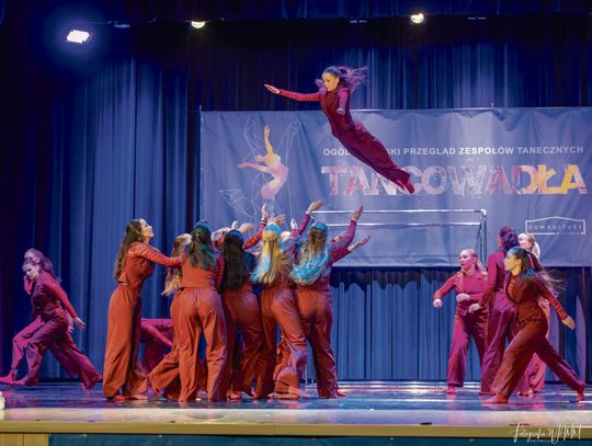 Tancerze na scenie Domu Kultury w Ozimku podczas XXIX Przeglądu Zespołów Tanecznych „Tańcowadła”