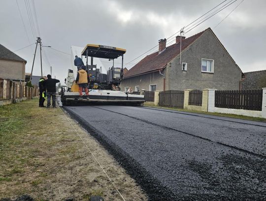 Rekordowy rok na drogach powiatu opolskiego. 45 km nowych nawierzchni i kolejne inwestycje w drodze Nowa nawierzchnia na drodze powiatowej po remoncie wykonanym przez Zarząd Dróg Powiatowych w Opolu