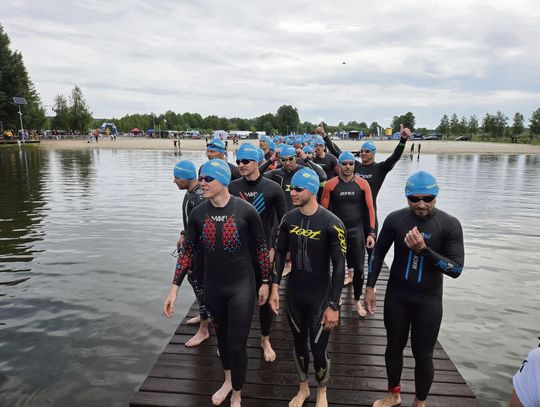Zawodnicy Triathlonu Opolskiego startują z kąpieliska w Nowych Siołkowicach podczas rekordowej edycji zawodów