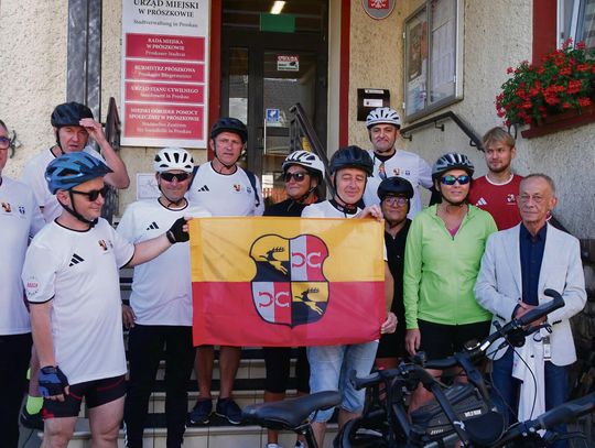 Grupa ośmiu rowerzystów wyruszająca spod Urzędu Miejskiego w Prószkowie na 800‑kilometrową wyprawę do Hünfeld