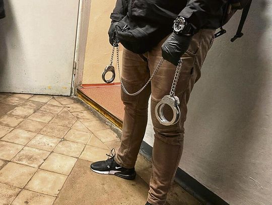 Rozbój w Ozimku.  Złodziej zaatakował kobietę pod blokiem