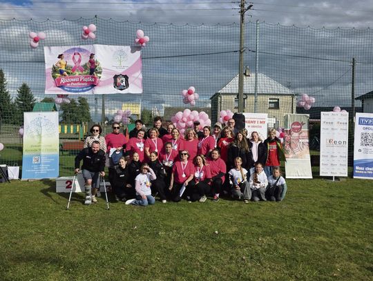 Uczestnicy Różowej Piątki w Pustkowie podczas biegu i marszu nordic walking promujących profilaktykę raka piersi.