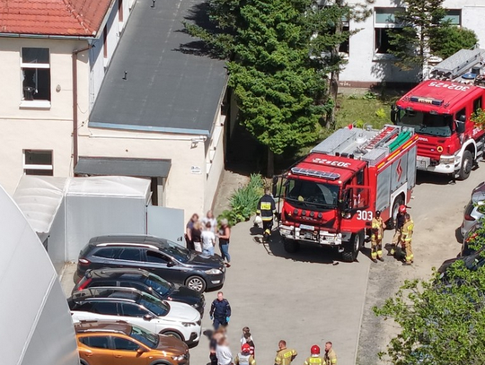 Strażacy i ratownicy przed szkołą w Chmielowicach po ewakuacji uczniów