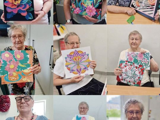 Seniorzy z Tarnowa Opolskiego podczas zajęć arteterapii — malowanie, wyklejanie kryształkami i prace rękodzielnicze