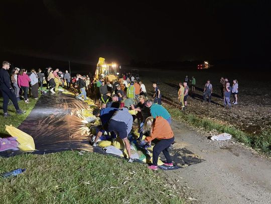Uszkodzony wał przeciwpowodziowy Odry w Naroku przygotowywany do odbudowy i uszczelnienia na 4‑kilometrowym odcinku.