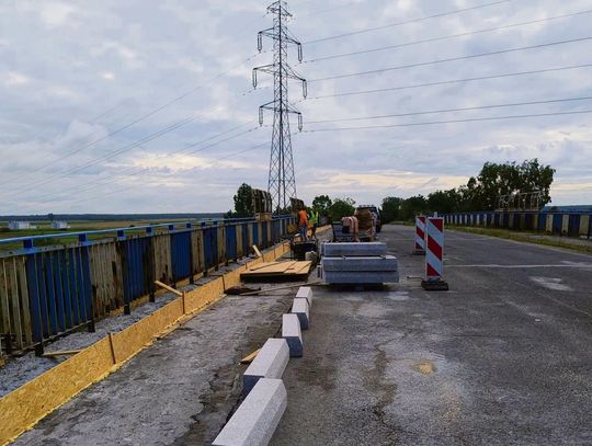 Remont wiaduktu w Przyworach nad linią kolejową Opole–Kędzierzyn‑Koźle, widoczny ruch wahadłowy i prace przy chodniku