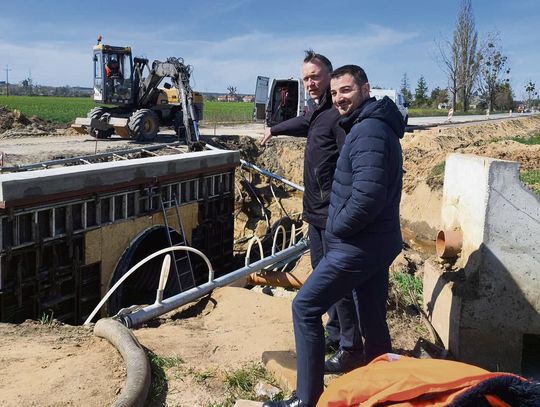 Zaawansowane prace przy budowie ścieżki rowerowej między Magnuszowicami a Graczami