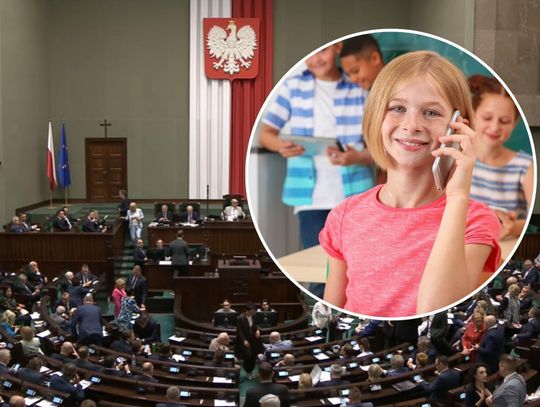 Telefon komórkowy na szkolnej ławce – symbol nowych regulacji zakazujących korzystania z urządzeń w szkołach podstawowych od 2026 roku