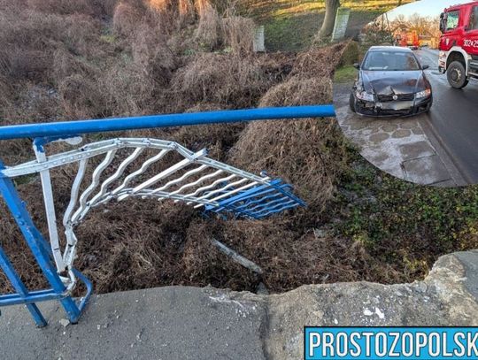 Sekundy grozy na moście pod Opolem. Auto przebiło bariery! Sekundy grozy na moście pod Opolem. Auto przebiło bariery!
