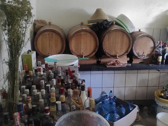 Policjanci zabezpieczyli aparaturę i ponad 170 litrów alkoholu podczas kontroli posesji w Opolu