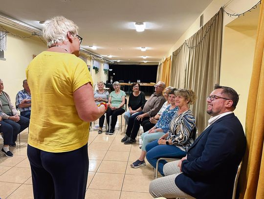 Seniorzy podczas zajęć społeczno‑artystycznych w Zakrzowie Turawskim — wspólna praca, rozmowy i kreatywne aktywności.