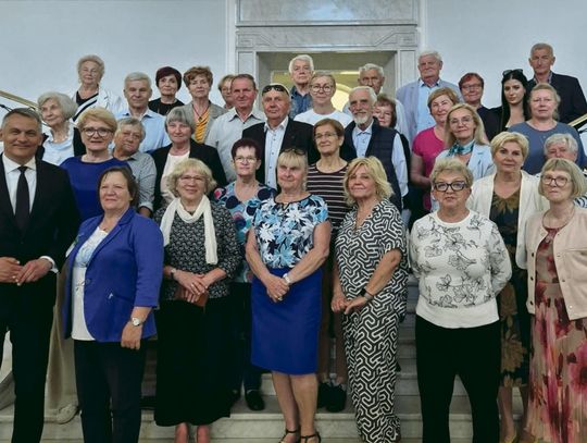 Seniorzy zwiedzający gmach Sejmu podczas trzydniowej wycieczki do Warszawy