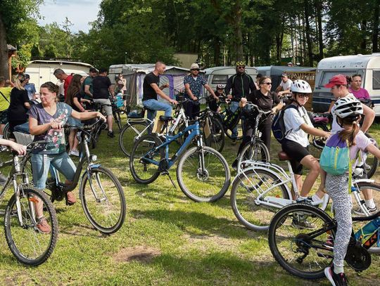 Grupa mieszkańców Zakrzowa Turawskiego podczas rowerowej wycieczki na trasie wokół Jeziora Turawskiego