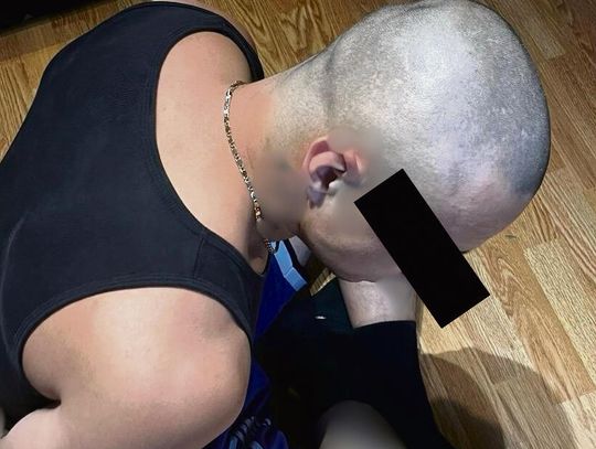 Policjanci KMP Opole podczas zatrzymania poszukiwanego mężczyzny w jednym z mieszkań