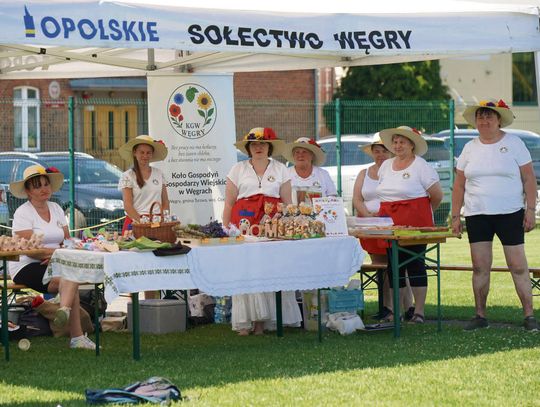 Uczestniczki I Wojewódzkiej Olimpiady Kół Gospodyń Wiejskich podczas humorystycznej konkurencji „dojenia krowy”.