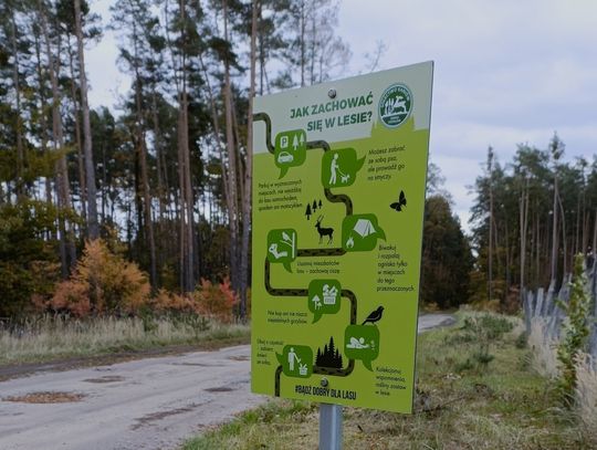 Sołectwo stawia tabliczki przy lesie Sołectwo stawia tabliczki przy lesie