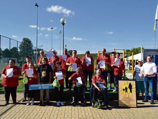 Festiwal Sportu Osób Niepełnosprawnych w Ozimku – uczestnicy podczas wspólnej aktywności sportowej