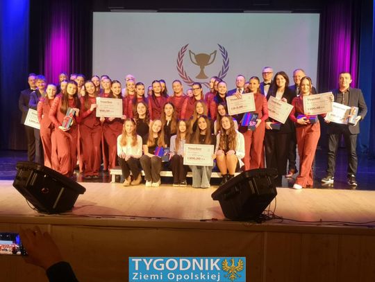 Laureaci plebiscytu Sportowiec Roku 2025 Gminy Ozimek podczas gali w Domu Kultury fot Tygodnik Ziemi Opolskiej