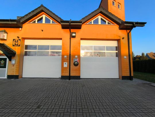 Sprzęt na wagę życia. Defibrylator pojawił się przy remizie Sprzęt na wagę życia. Defibrylator pojawił się przy remizie