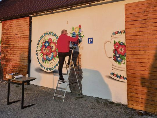 Mural Artura Wilperta w Starych Siołkowicach z motywami inspirowanymi tradycyjnym zdobnictwem Opolszczyzny