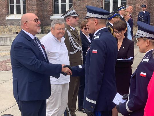 Starosta Henryk Lakwa odbiera Złoty Medal „Za Zasługi dla Policji” podczas wojewódzkich obchodów Święta Policji w Nysie.