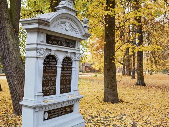 Zabytkowy cmentarz przy ul. Wrocławskiej w Opolu podczas prac renowacyjnych, z odnowionymi nagrobkami i rewitalizowanymi alejkami.
