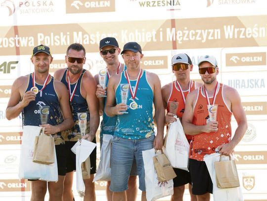 Zawodnicy KS Volley Chrząstowice podczas turnieju siatkówki plażowej, zdobywający medale mistrzostw Polski w sezonie 2026.