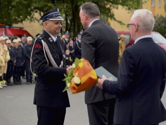 Sławomir Gębski odbiera wyróżnienie „Zasłużony dla Ziemi Niemodlińskiej” z rąk burmistrza