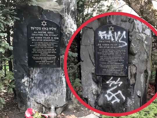 Swastyka na żydowskim pomniku