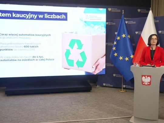 Automat kaucyjny do zwrotu butelek i puszek w ramach polskiego systemu kaucyjnego.
