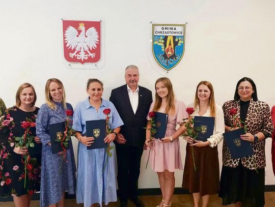 Uroczystość wręczenia aktów mianowania nauczycielom w Urzędzie Gminy Chrząstowice — wójt wręcza dokumenty