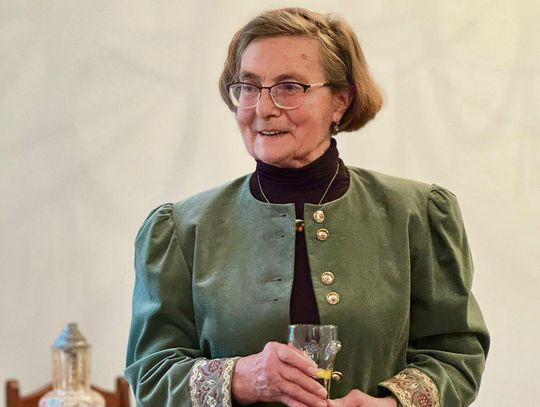 Róża Zgorzelska prezentująca zabytkowe szklane wyroby podczas spotkania „Szklane historie” w Prószkowie