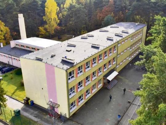 Budynek Publicznej Szkoły Podstawowej w Szczedrzyku, który zostanie poddany termomodernizacji dzięki środkom z KPO