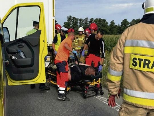 Służby na miejscu karambolu na obwodnicy Opola — uszkodzone pojazdy i działania policji oraz ratowników