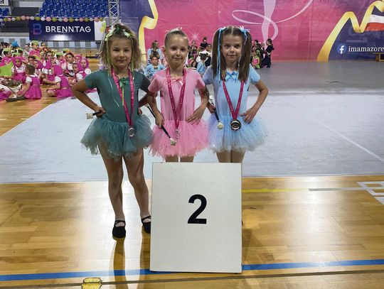 Mażoretki z Prószkowa podczas występu z pałeczkami i pomponami na lokalnym wydarzeniu