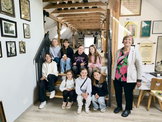 Zwiedzający oglądają eksponaty w Regionalnej Izbie Śląskiej w Dańcu podczas Nocy Muzeów