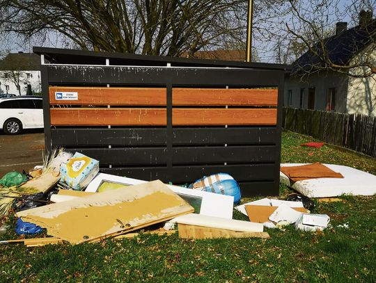 Porzucone odpady przy wiacie śmietnikowej na ul. Słowackiego w Ozimku