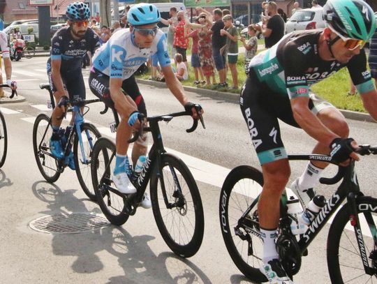Peleton Tour de Pologne przejeżdżający przez centrum Opola podczas etapu wyścigu World Tour